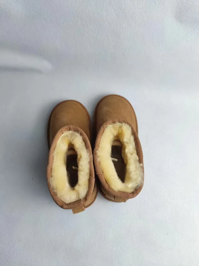 UGG Classic Short أحذية ثلج بني فاتح سويد مبطن بشيرلينج 2