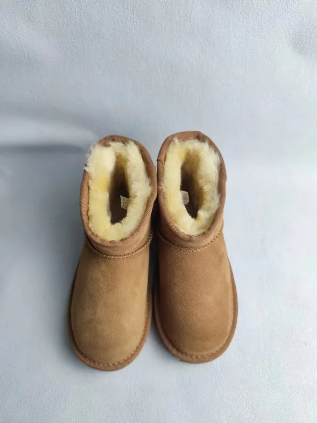 UGG Classic Short أحذية ثلج بني فاتح سويد مبطن بشيرلينج 3
