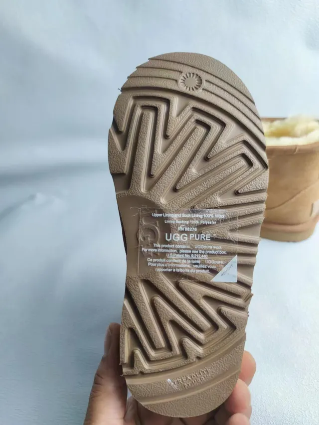 UGG Classic Short أحذية ثلج بني فاتح سويد مبطن بشيرلينج 4