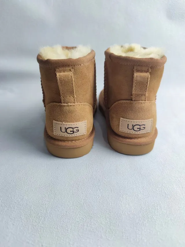 UGG Classic Short أحذية ثلج بني فاتح سويد مبطن بشيرلينج 5