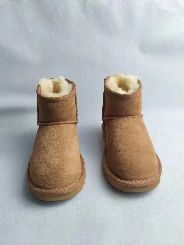 UGG Classic Short أحذية ثلج بني فاتح سويد مبطن بشيرلينج 6