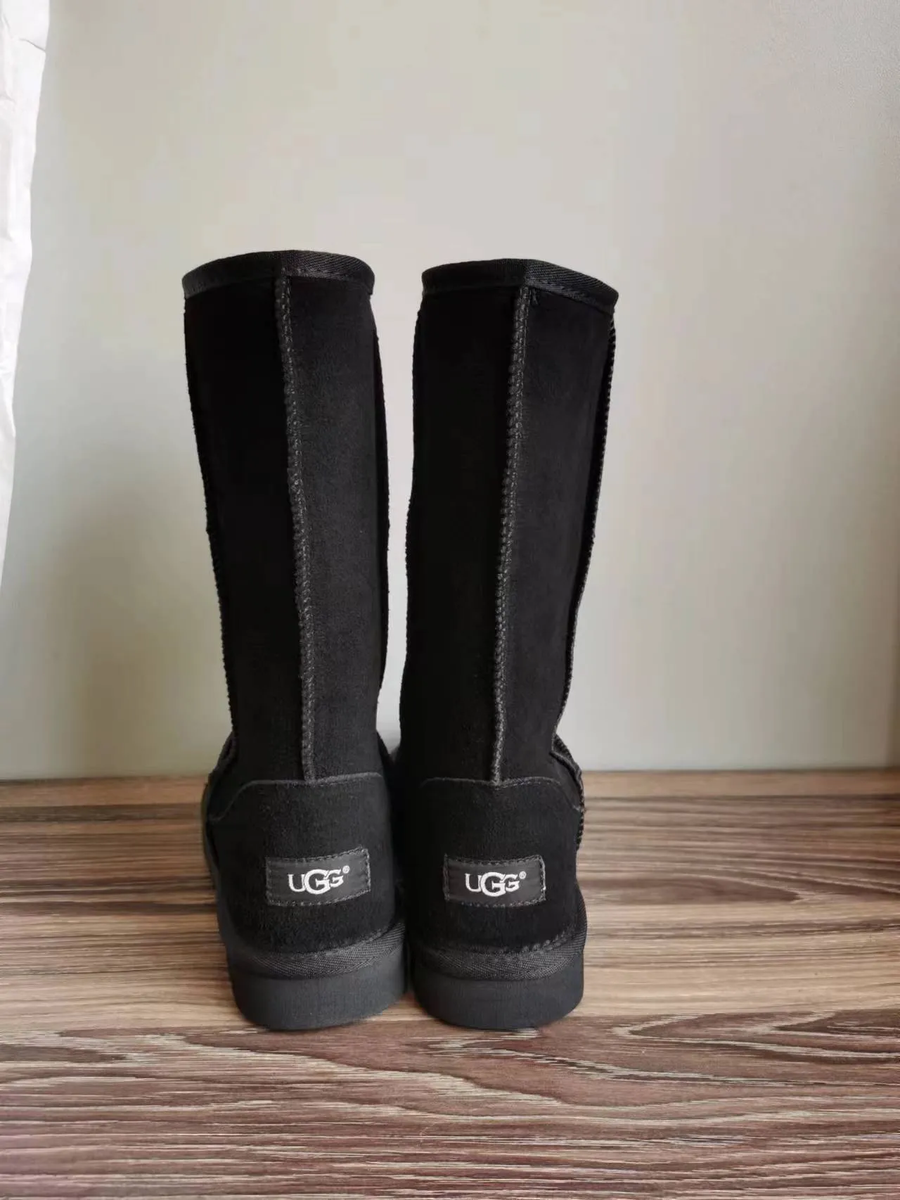 UGG经典高筒黑色雪靴 3