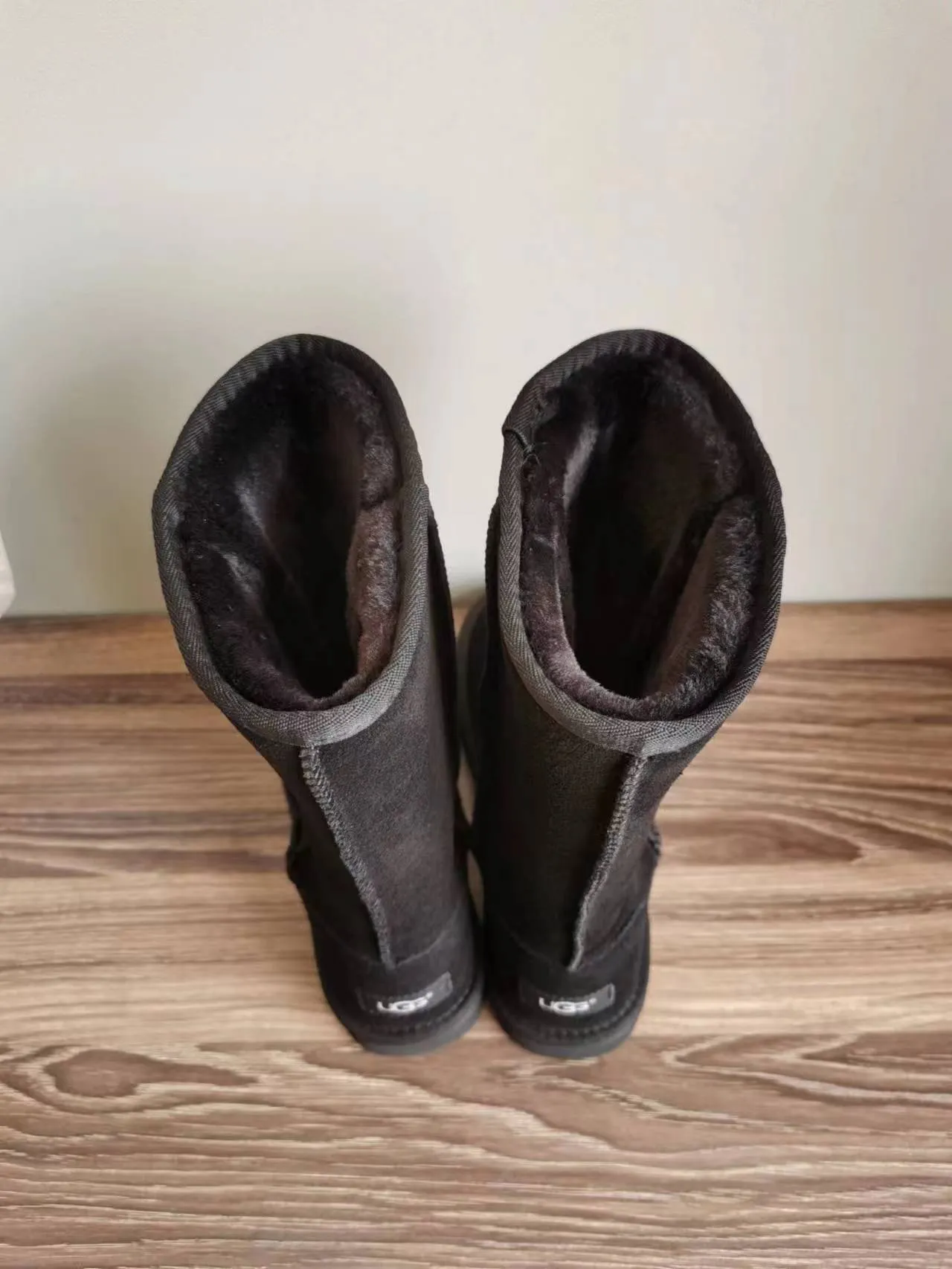 UGG经典高筒黑色雪靴 4