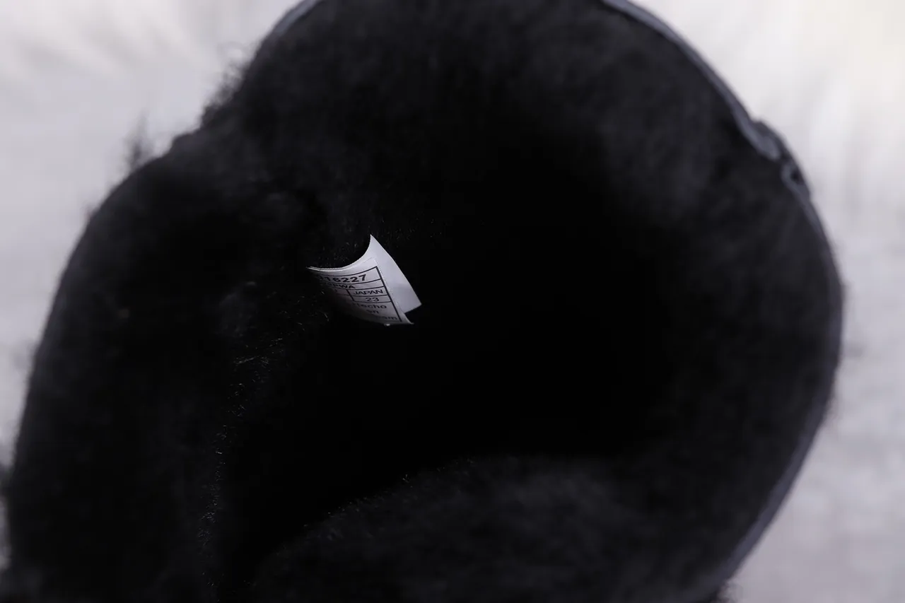 UGG 经典高筒扣黑色雪靴 2