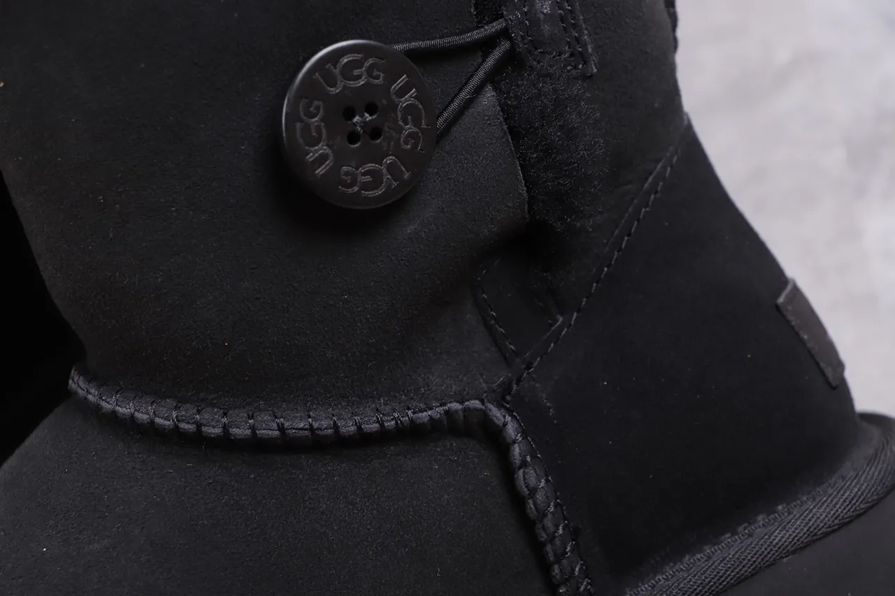 UGG 经典高筒扣黑色雪靴 3