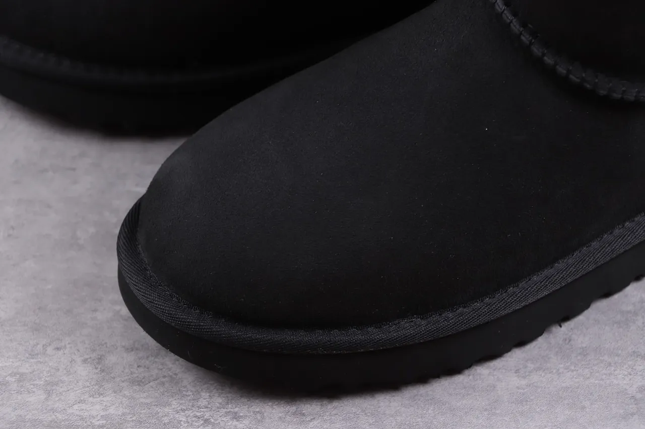 UGG 经典高筒扣黑色雪靴 4