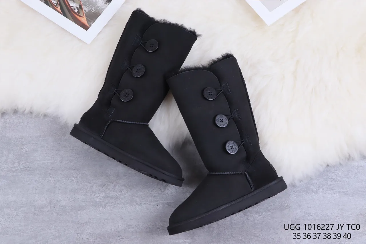 UGG 经典高筒扣黑色雪靴 7