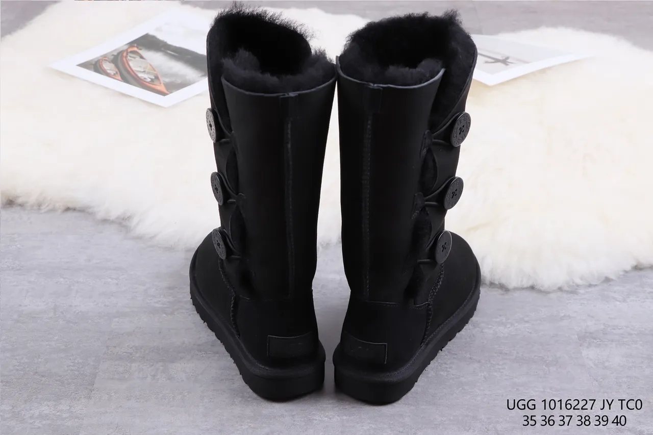 UGG 经典高筒扣黑色雪靴 8