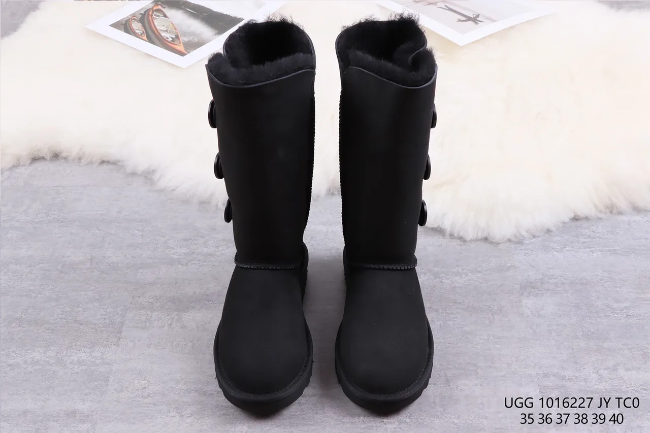 UGG 经典高筒扣黑色雪靴 9