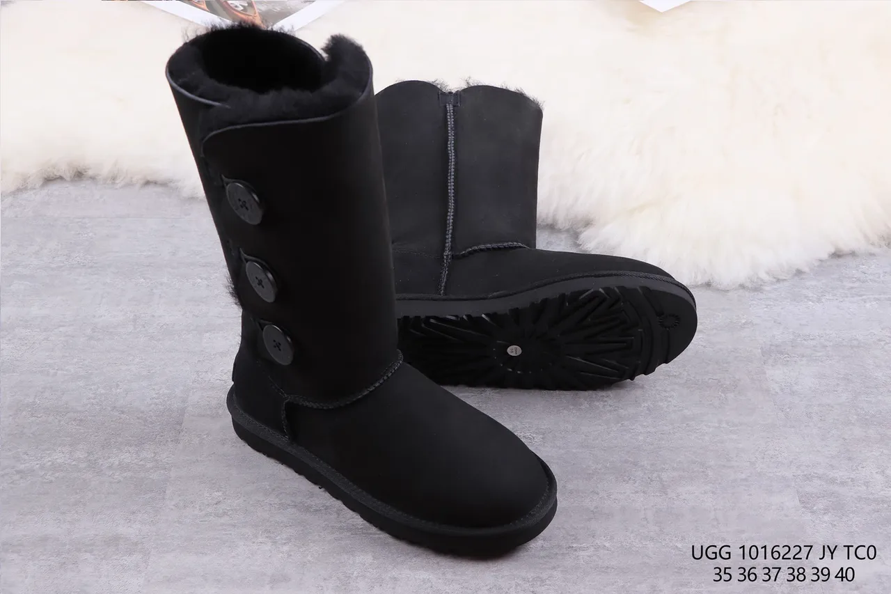 UGG 经典高筒扣黑色雪靴 10