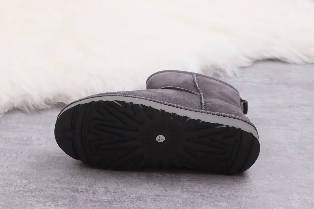 UGG 灰色羊麂皮鞋面 羊毛内衬翻边雪靴 9