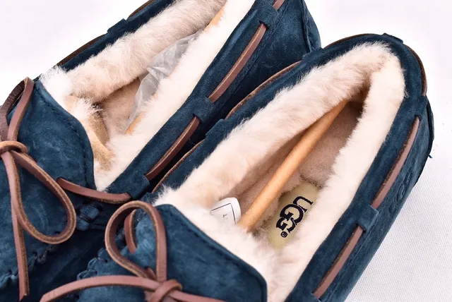 UGG 海军米色麂皮鞋面羊毛衬里乐福鞋 11