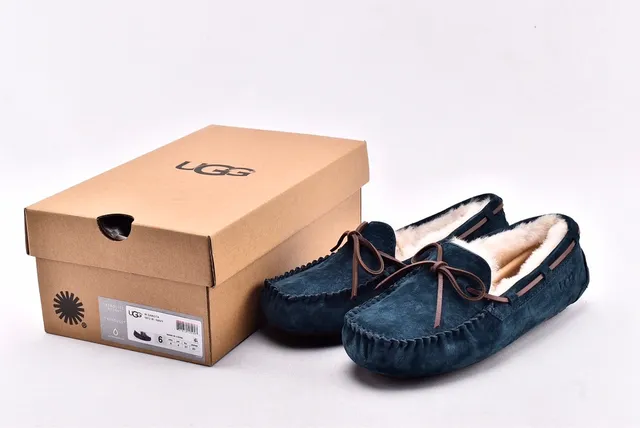 UGG 海军米色麂皮鞋面羊毛衬里乐福鞋 15