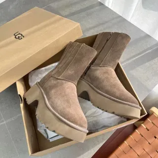 UGG Tasman भूरा बेज स्यूड ऊपरी चंकी प्लेटफॉर्म सोल एंगल बूट