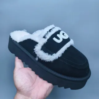 UGG Tasman 黑色和白色 Shearling 平台拖鞋