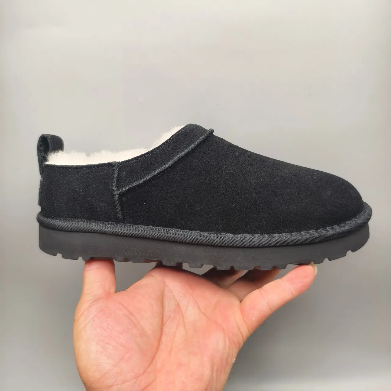 UGG Tasman أسود بيج جلد علوي مبطن بشيرلينج أحذية كاجوال 2
