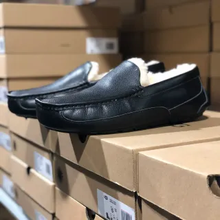 UGG Tasman 黑色皮革羊毛乐福鞋