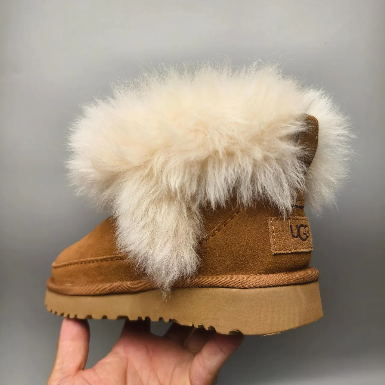 UGG Tasman 棕米色麂皮面料 超大羊毛袖口 雪靴 4