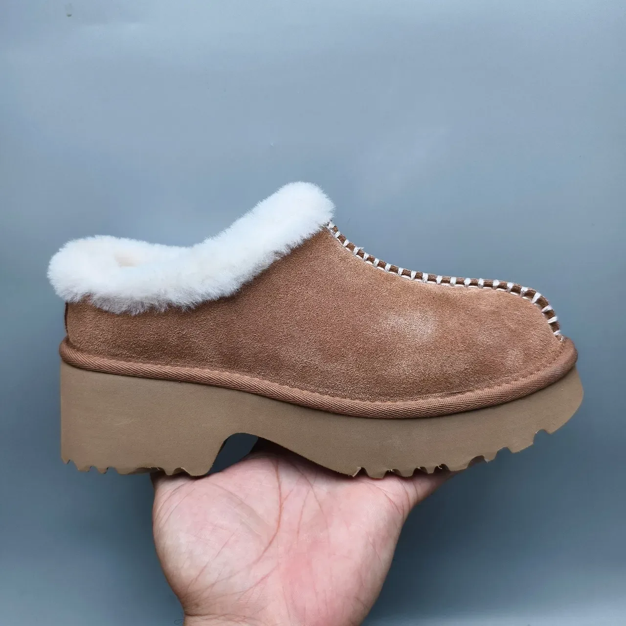 UGG Tasman বাদামি সাদা সুয়েড উপর শিয়ারলিং লাইন্ড কাফ ক্যাজুয়াল জুতা 2