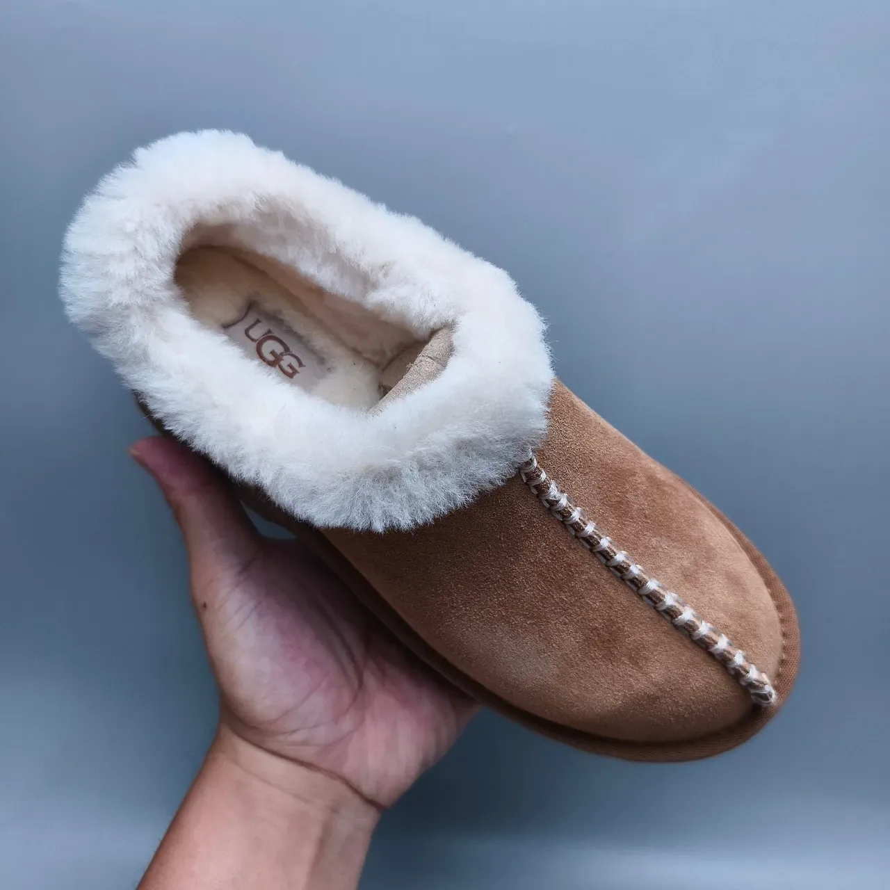UGG Tasman বাদামি সাদা সুয়েড উপর শিয়ারলিং লাইন্ড কাফ ক্যাজুয়াল জুতা 3