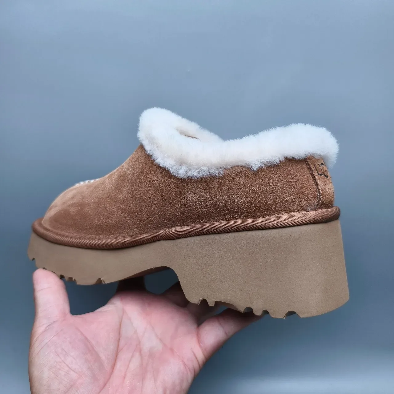UGG Tasman বাদামি সাদা সুয়েড উপর শিয়ারলিং লাইন্ড কাফ ক্যাজুয়াল জুতা 4