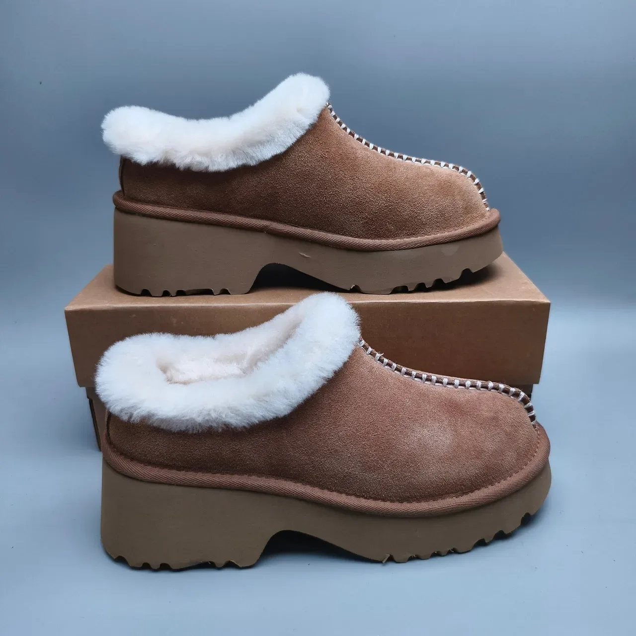 UGG Tasman বাদামি সাদা সুয়েড উপর শিয়ারলিং লাইন্ড কাফ ক্যাজুয়াল জুতা 5