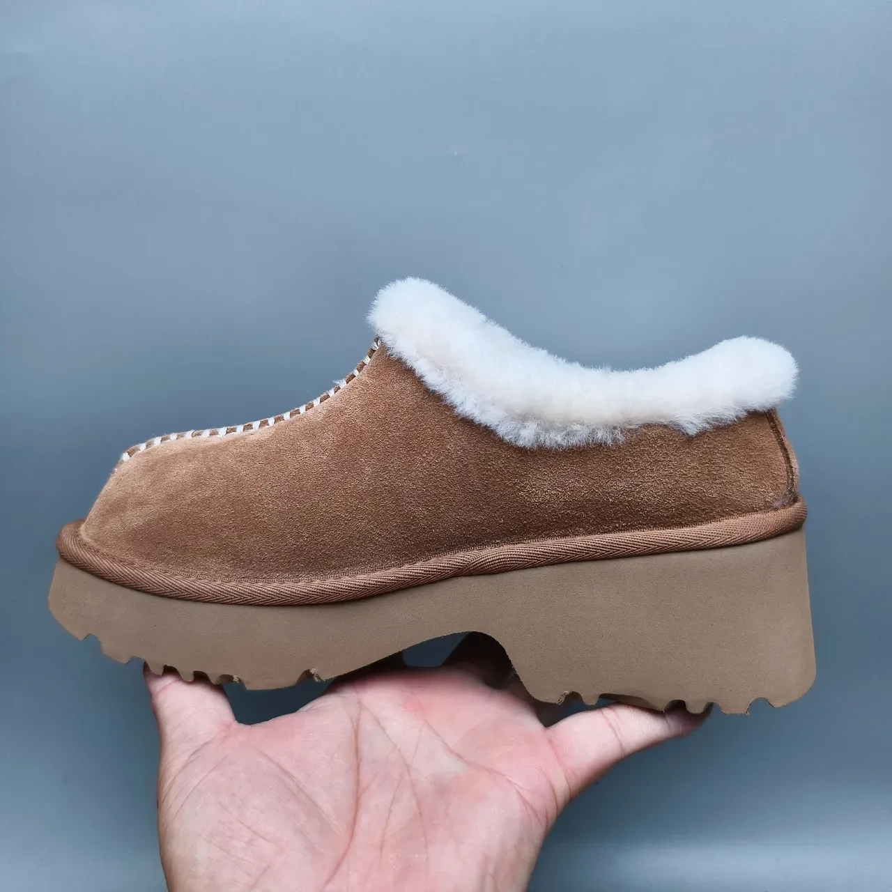 UGG Tasman বাদামি সাদা সুয়েড উপর শিয়ারলিং লাইন্ড কাফ ক্যাজুয়াল জুতা 7