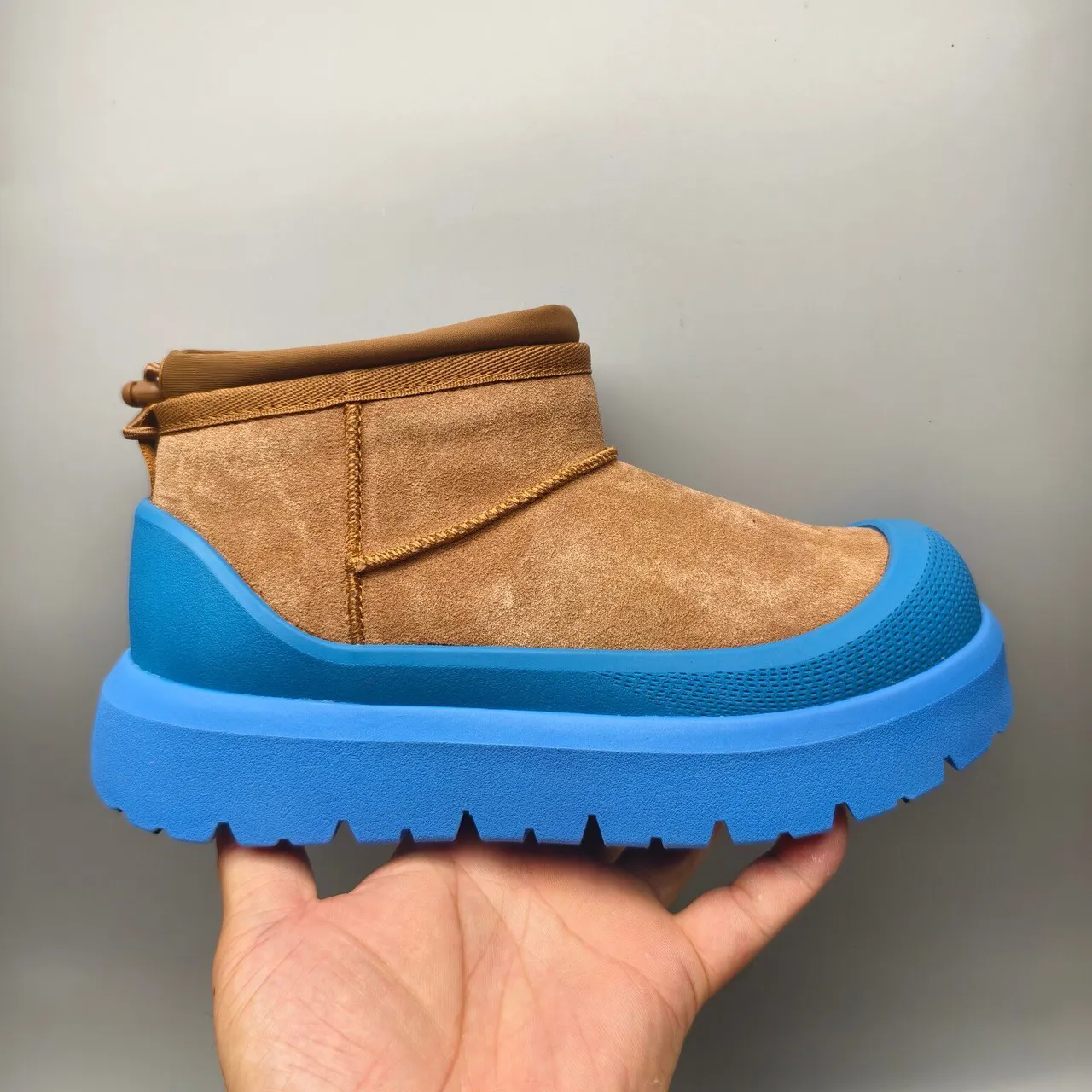 UGG Tasman-Style 棕色麂皮和蓝色平台雪靴 2