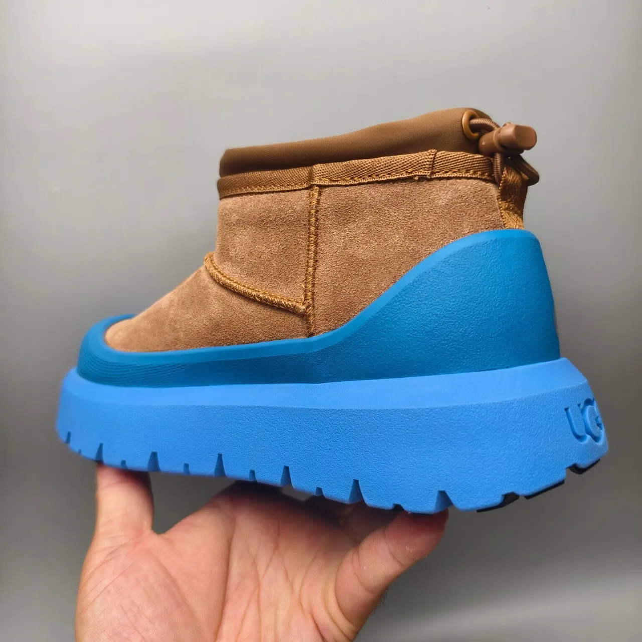 UGG Tasman-Style 棕色麂皮和蓝色平台雪靴 4