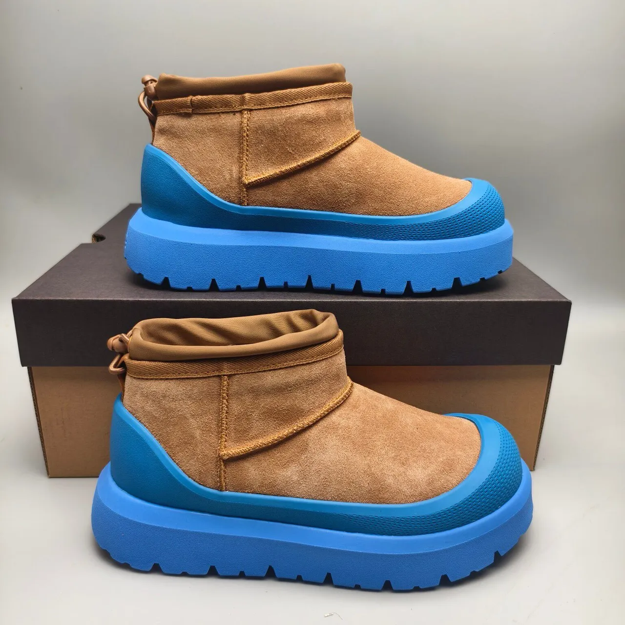 UGG Tasman-Style 棕色麂皮和蓝色平台雪靴 5