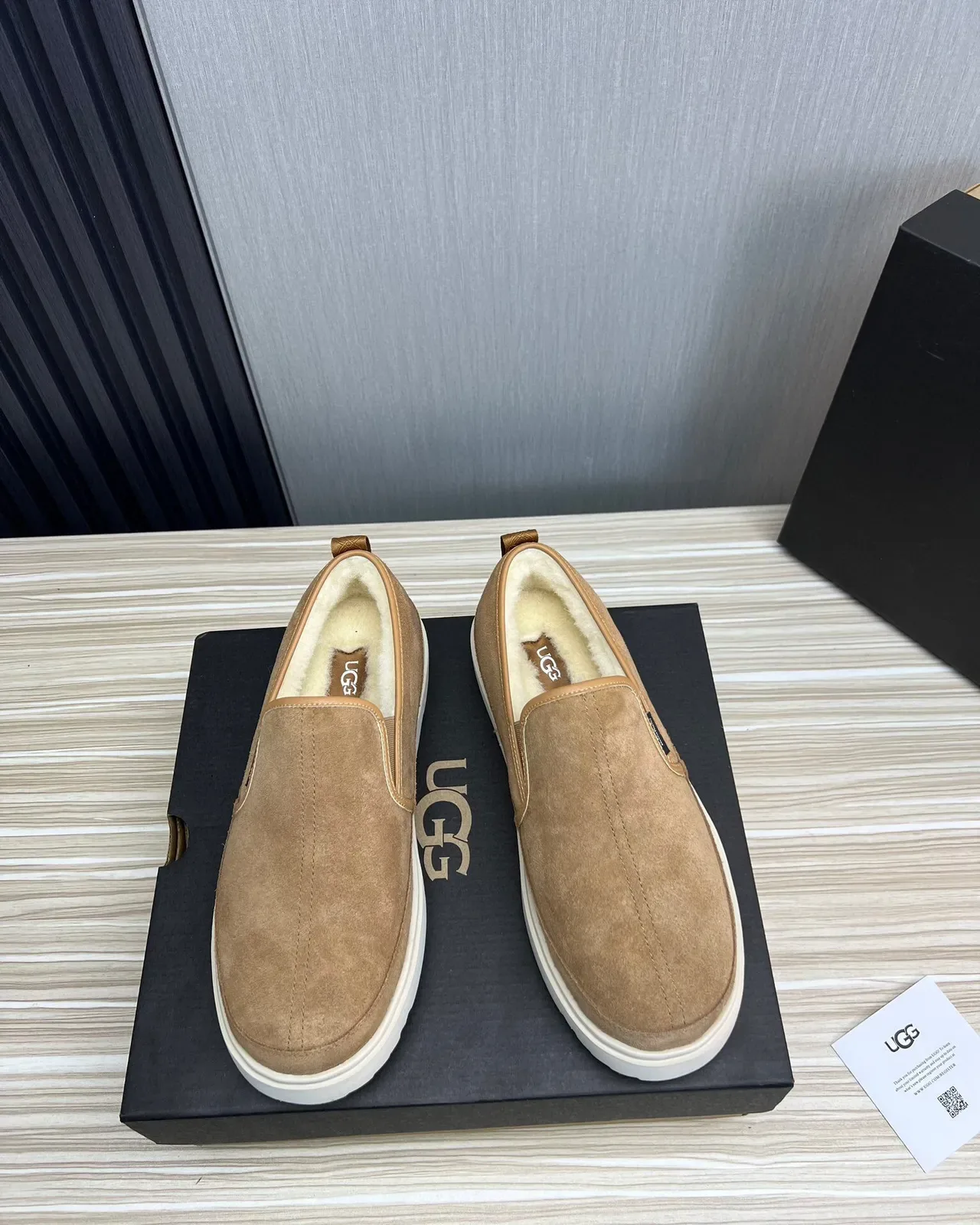 UGG Tasman Tan Mocassins Daim avec Doublure Mouton 2