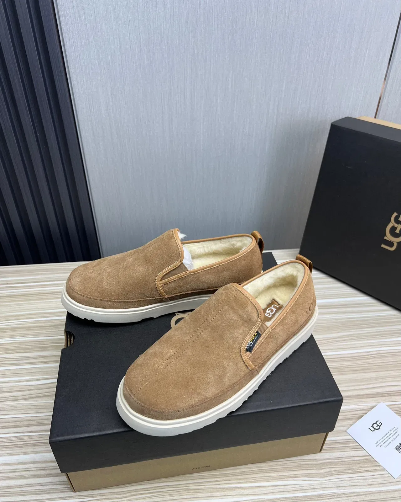 UGG Tasman Tan Mocassins Daim avec Doublure Mouton 3