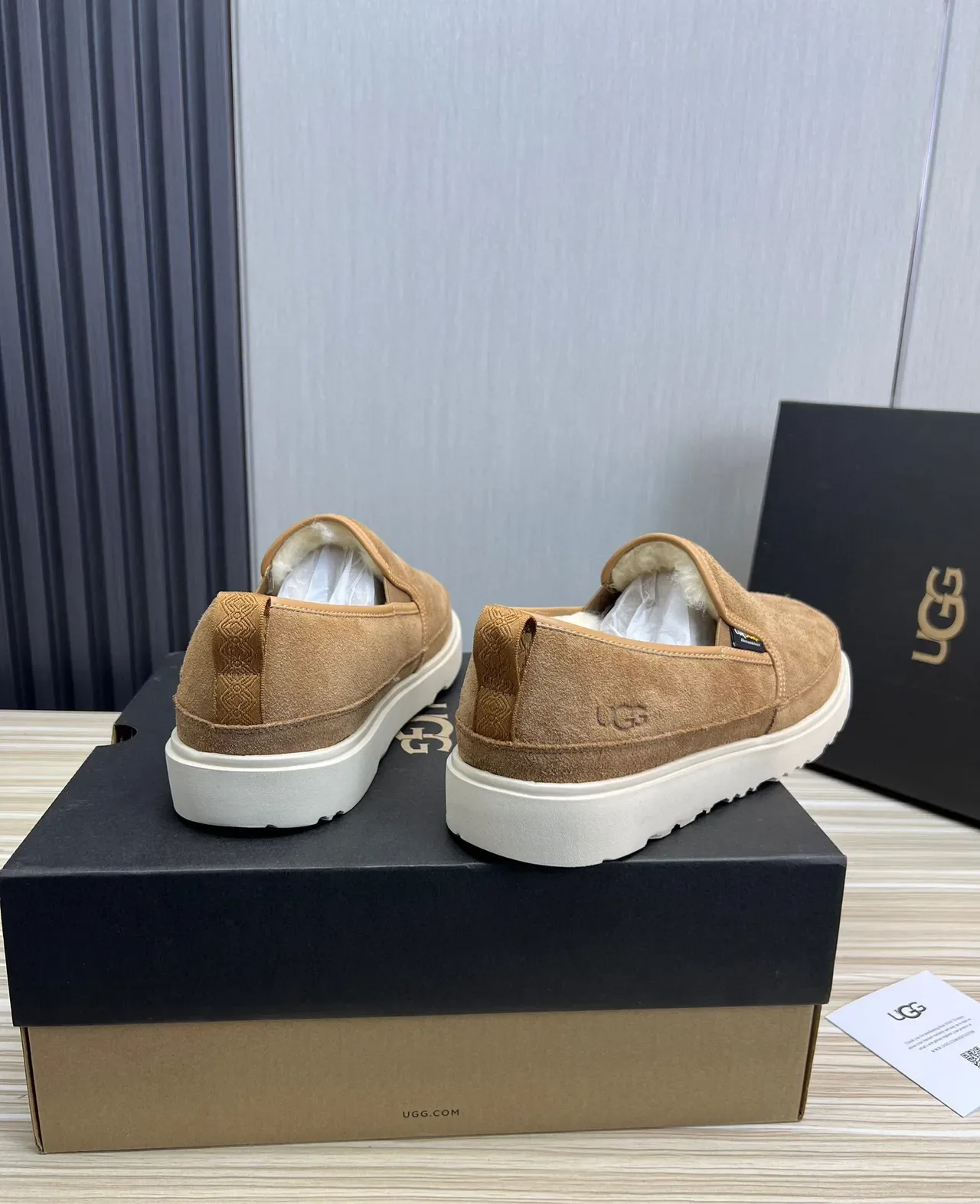 UGG Tasman Tan Mocassins Daim avec Doublure Mouton 4