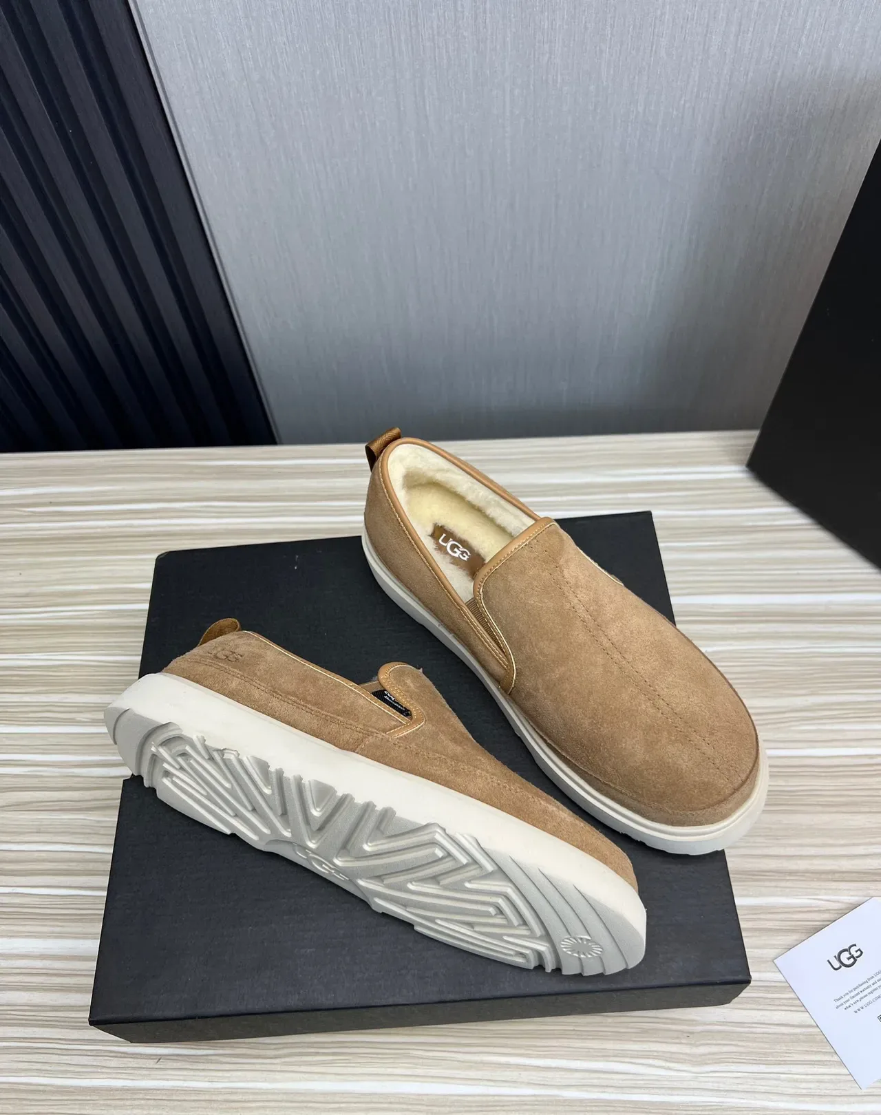 UGG Tasman Tan Mocassins Daim avec Doublure Mouton 5