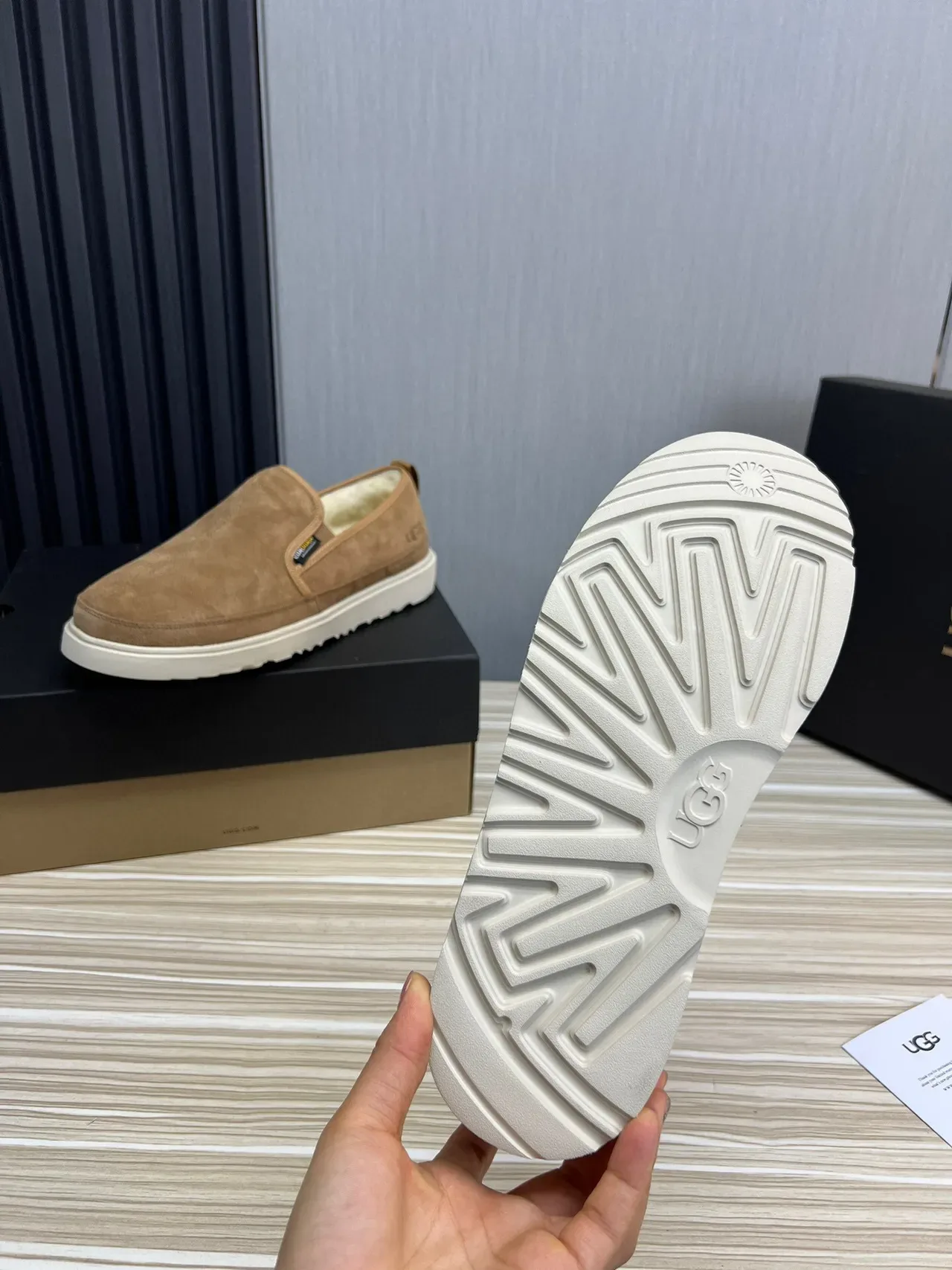 UGG Tasman Tan Mocassins Daim avec Doublure Mouton 8