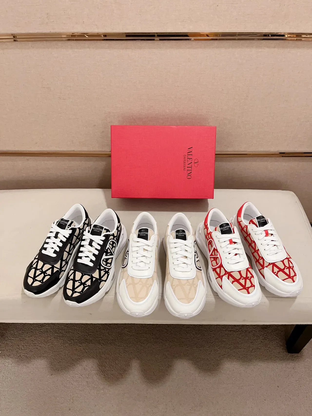 Valentino Sapatilhas Lifestyle Preto Bege Geometric Jacquard Upper Oversized VLogo Cage 2