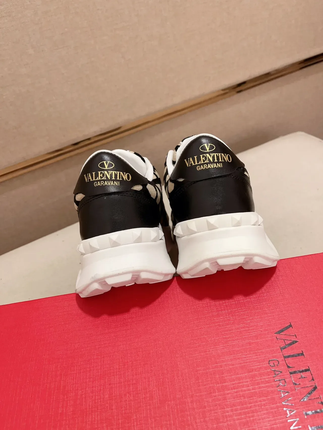 Valentino Sapatilhas Lifestyle Preto Bege Geometric Jacquard Upper Oversized VLogo Cage 4