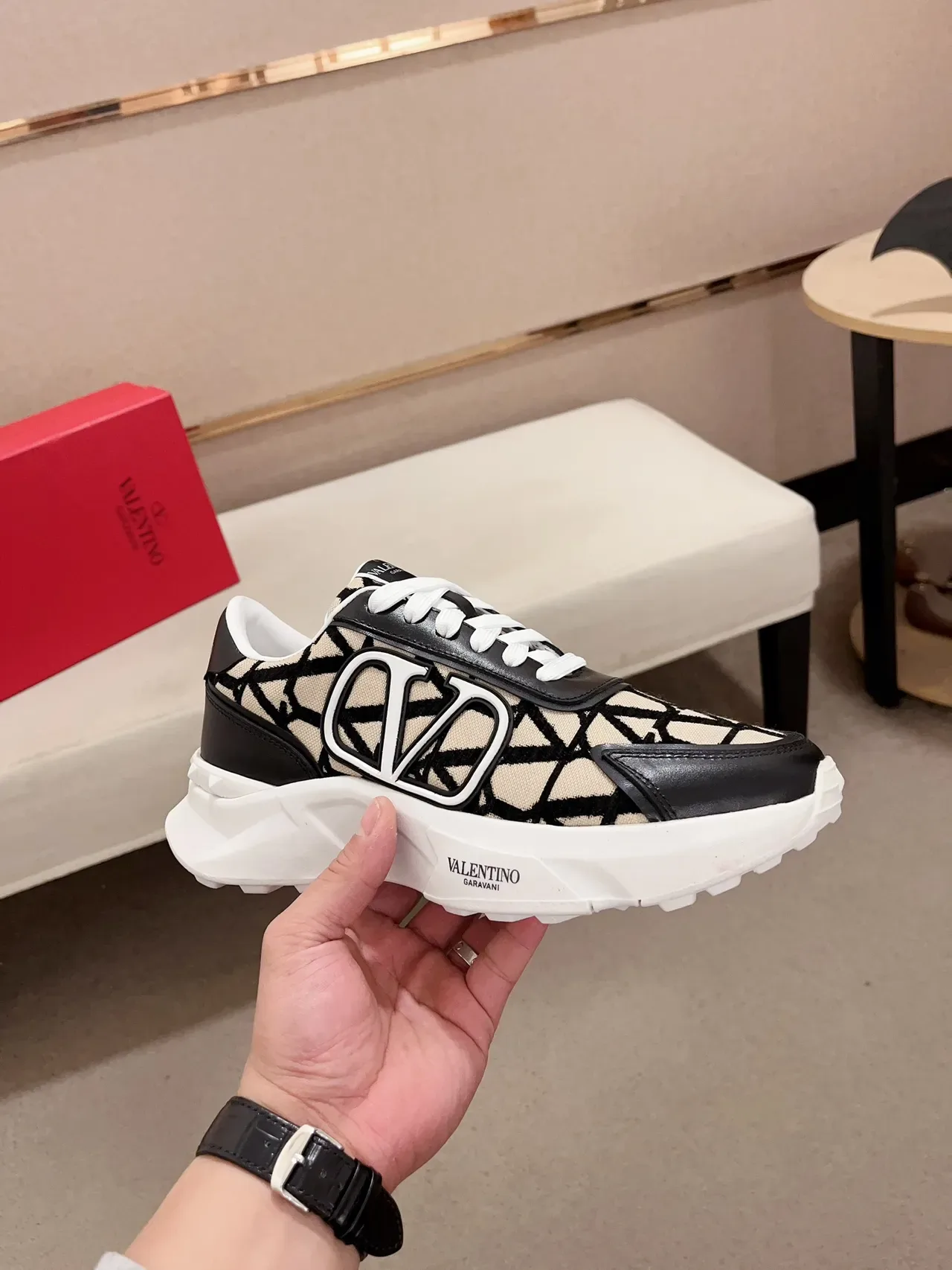 Valentino Sapatilhas Lifestyle Preto Bege Geometric Jacquard Upper Oversized VLogo Cage 5