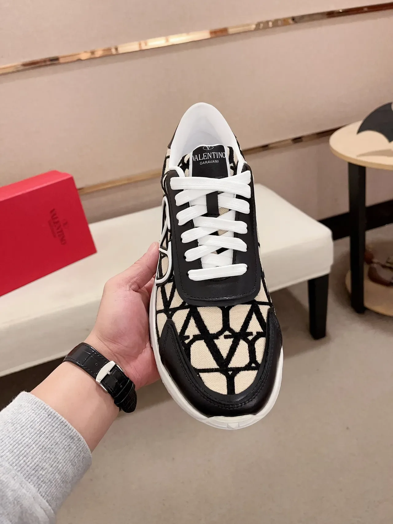 Valentino Sapatilhas Lifestyle Preto Bege Geometric Jacquard Upper Oversized VLogo Cage 6