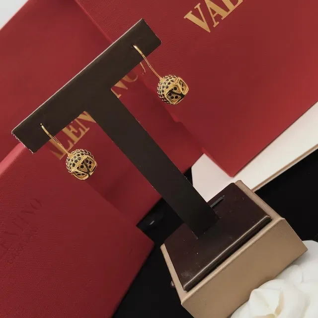 Valentino Gold Black Pavé Sphere VLOGO কাটআউট কানের দুল 2