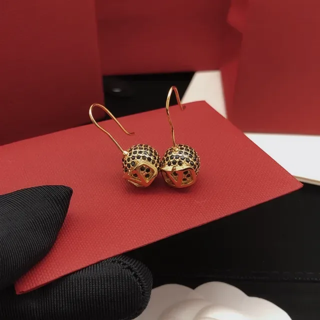 Valentino Gold Black Pavé Sphere VLOGO কাটআউট কানের দুল 3