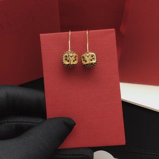 Valentino Gold Black Pavé Sphere VLOGO কাটআউট কানের দুল 4