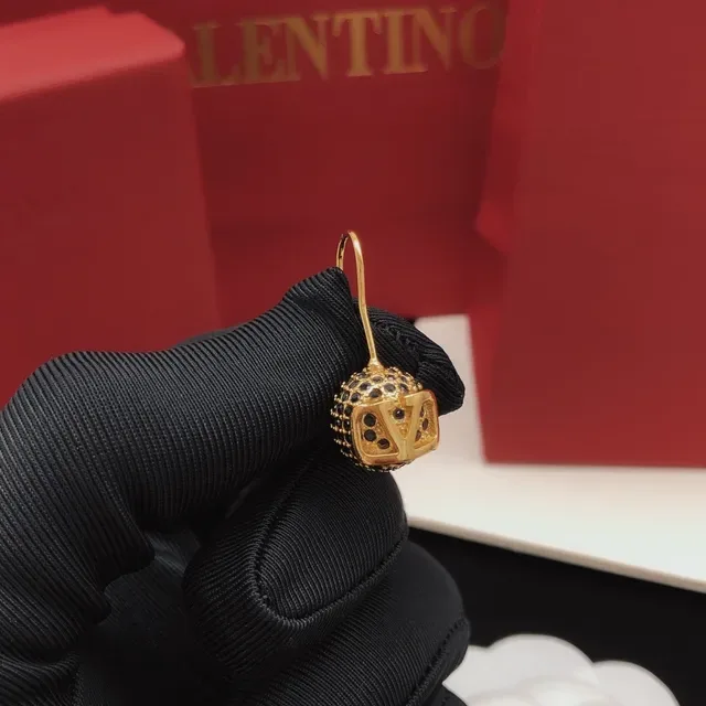 Valentino Gold Black Pavé Sphere VLOGO কাটআউট কানের দুল 5