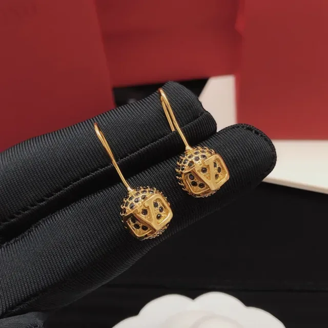 Valentino Gold Black Pavé Sphere VLOGO কাটআউট কানের দুল 6