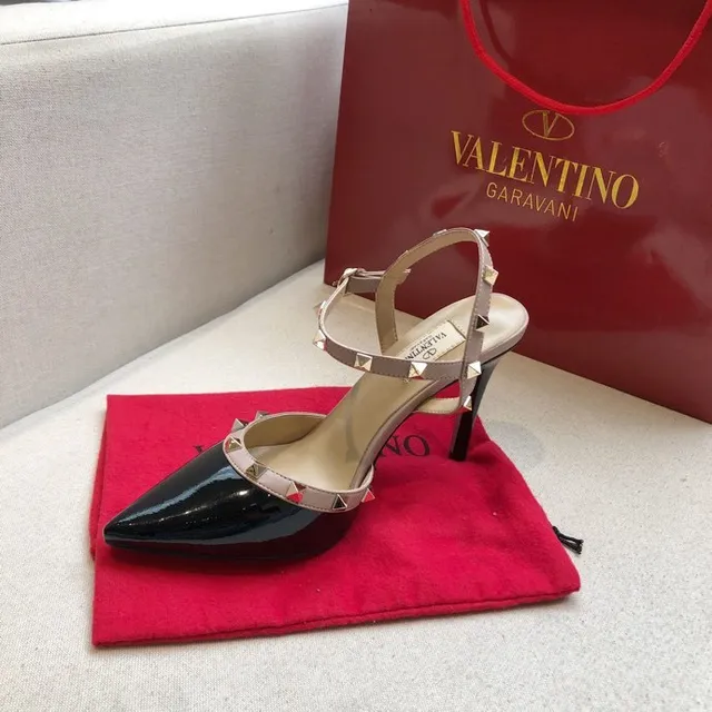 Valentino Rockstud Saltos finos em couro verniz preto e nude 2
