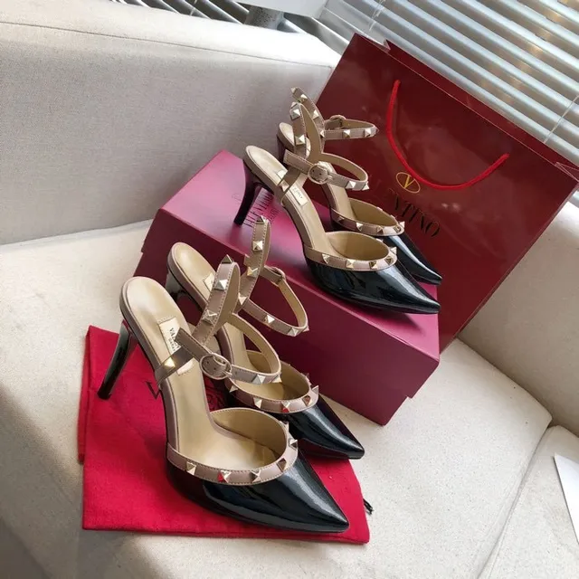 Valentino Rockstud Saltos finos em couro verniz preto e nude 3