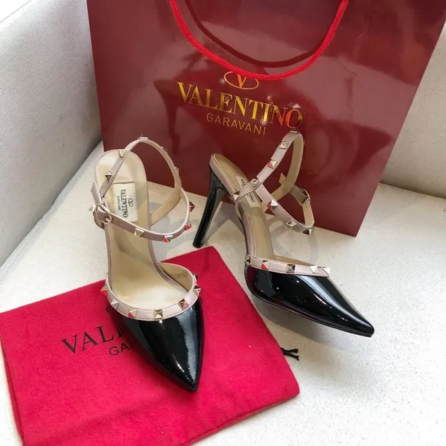 Valentino Rockstud Saltos finos em couro verniz preto e nude 4