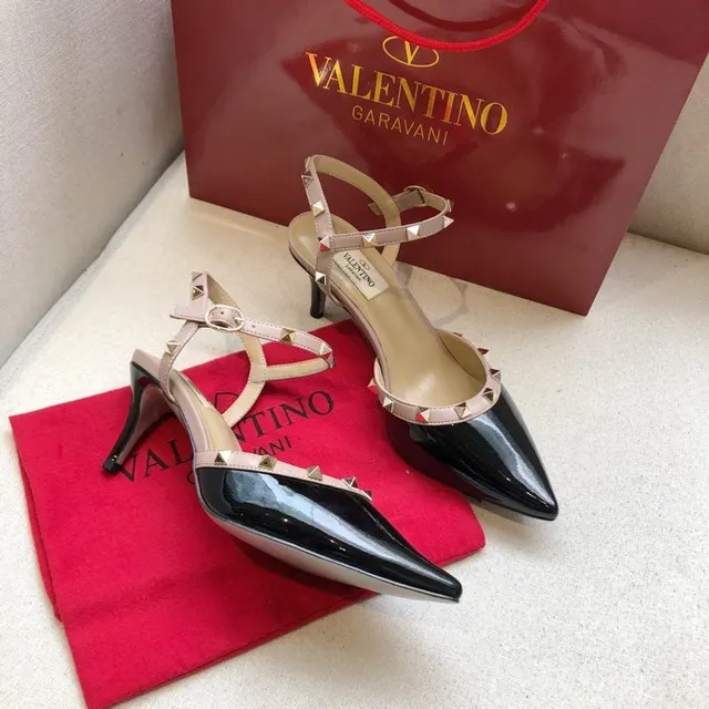 Valentino Rockstud Saltos finos em couro verniz preto e nude 5