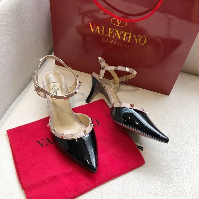 Valentino Rockstud Saltos finos em couro verniz preto e nude 6