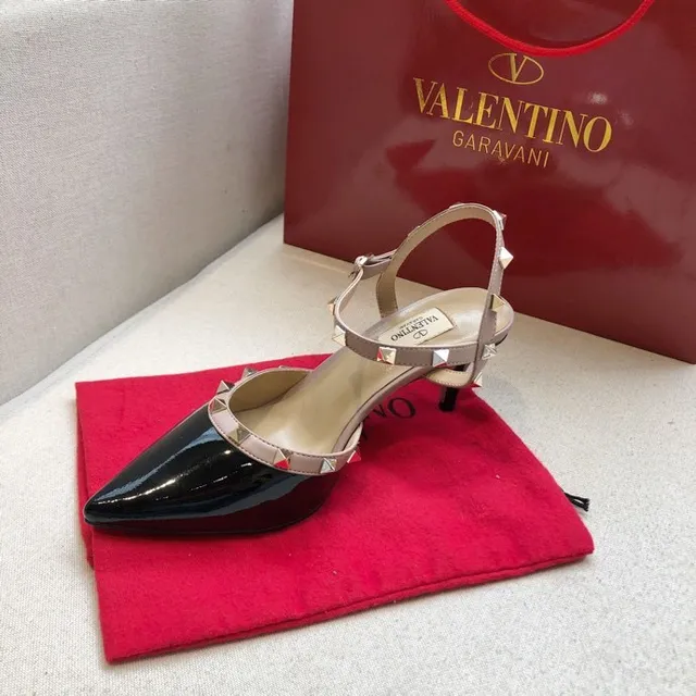 Valentino Rockstud Saltos finos em couro verniz preto e nude 7
